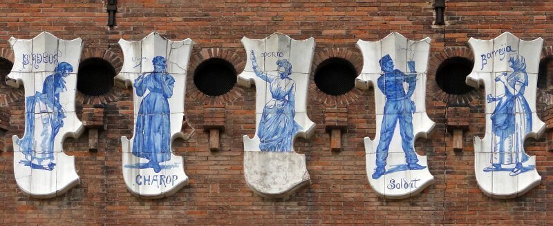 Tiles on the Castle of Three Dragons