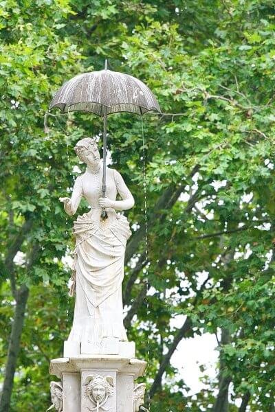 Lady with an Umbrella statue