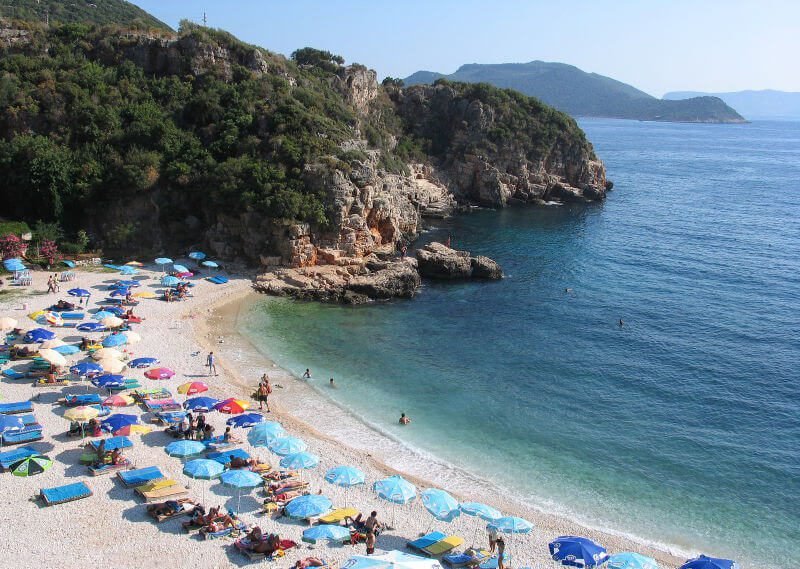 Photo of Big Pebble Beach between the rocks Big Pebble Beach