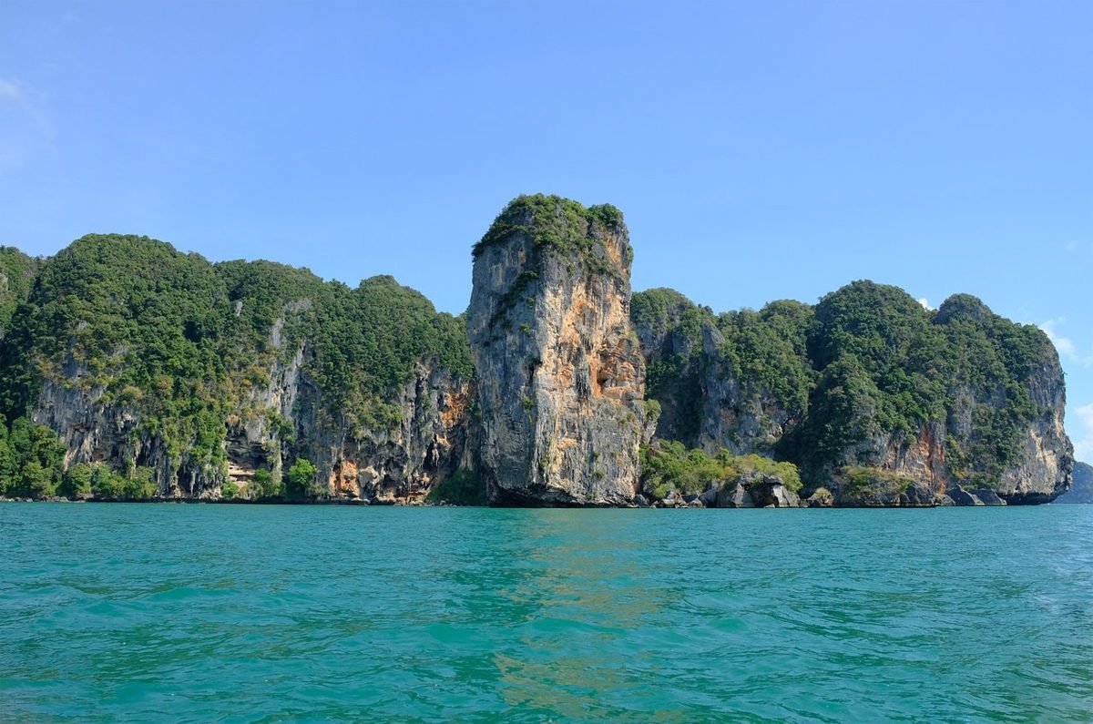 Photos of high cliffs on the Raleigh Beach Peninsula High Mountains on Railay Beach