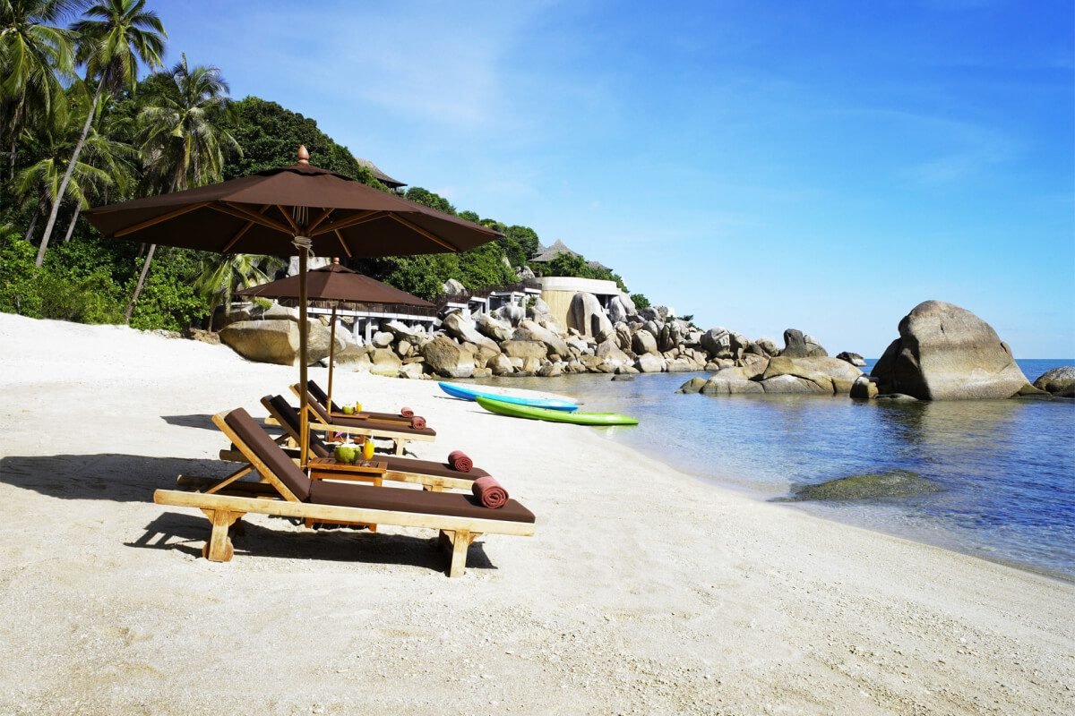 Photos of sun loungers with umbrellas on the beach, Koh Samui Koh Samui Beach Holidays