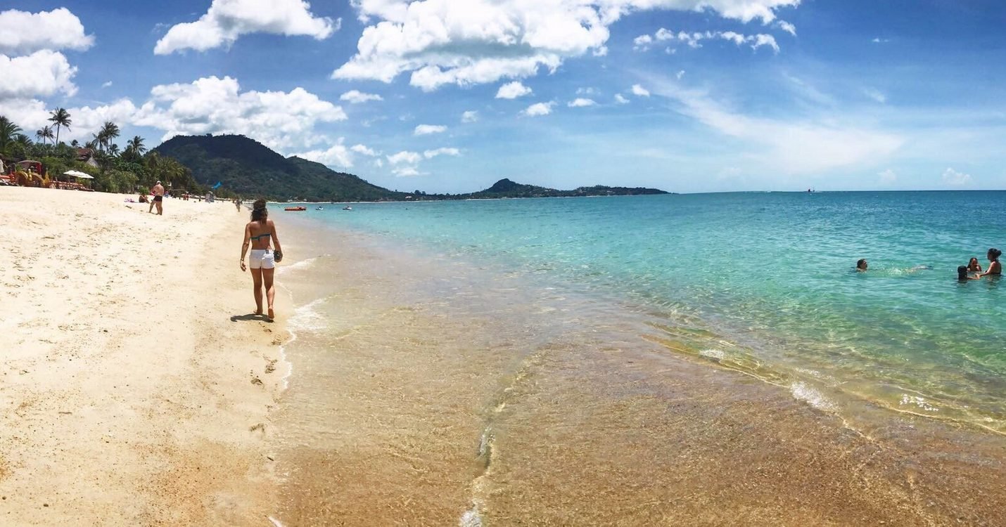 Photo of clear and clear water on the right side of Lamai Beach Right side of Lamai Beach