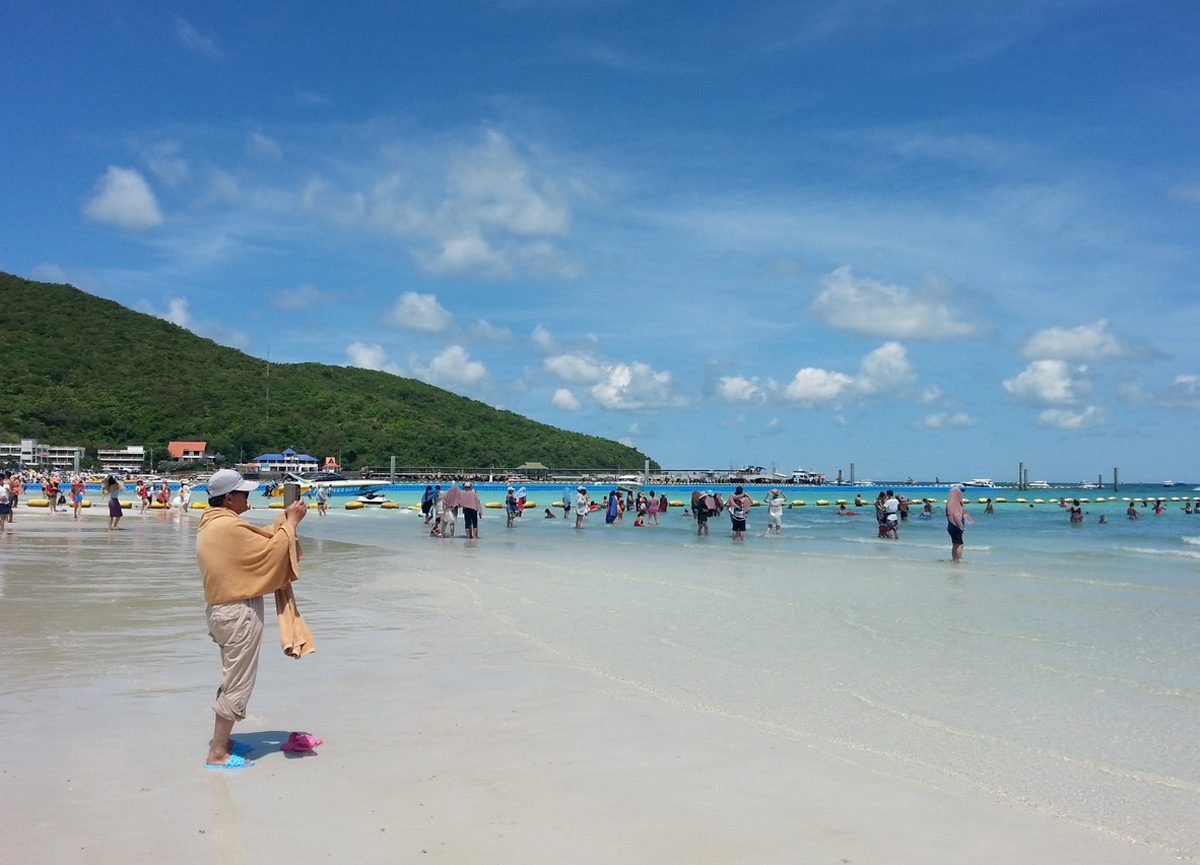 Ta Waen Beach with a gentle entrance to the water on Koh Lan Island Tawaen beach Koh Lan Islands