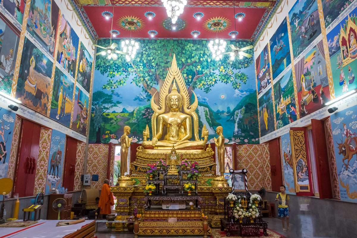 Golden Buddha statue in the main Bot Temple Golden Buddha Statue in Bot Temple