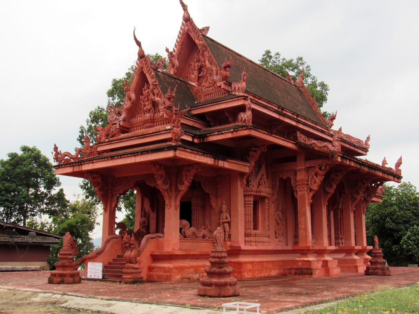 In the photo, Koh Samui's Red Temple-Wat Sila Ngu Sila Nsu Temple-Red Temple