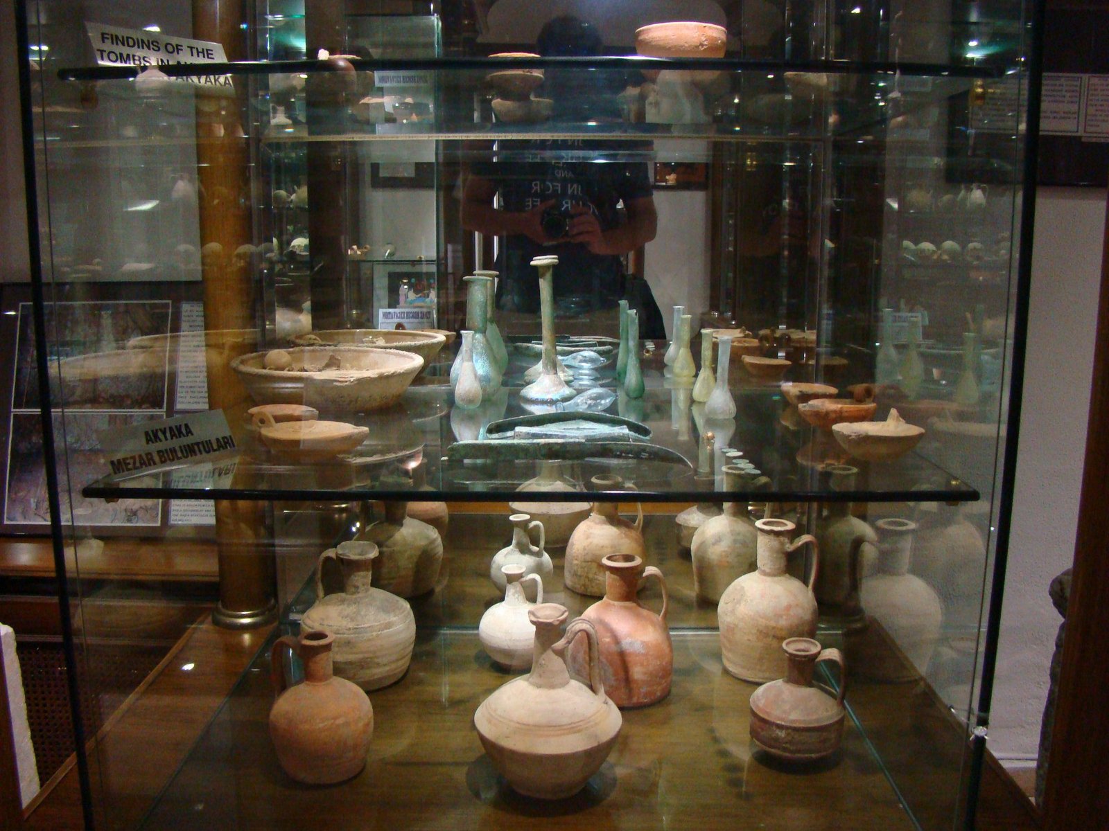 Photo of dishes in the archaeological museum of Mugla Exhibits at the Mugla Archaeological Museum