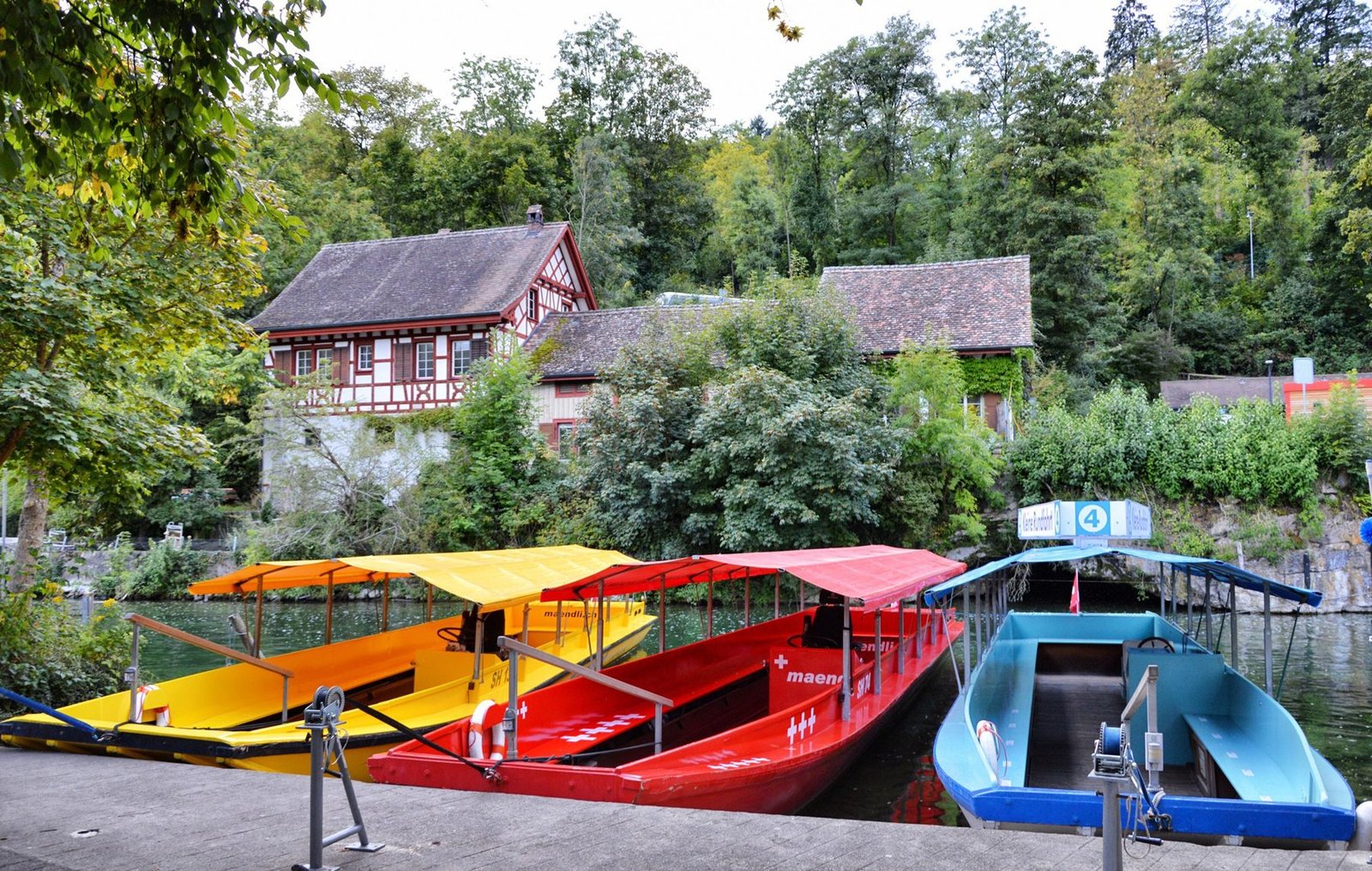 Photos of pleasure boats to the cliff of the Rhine Waterfall Pleasure boats to the Rhine Waterfall cliff