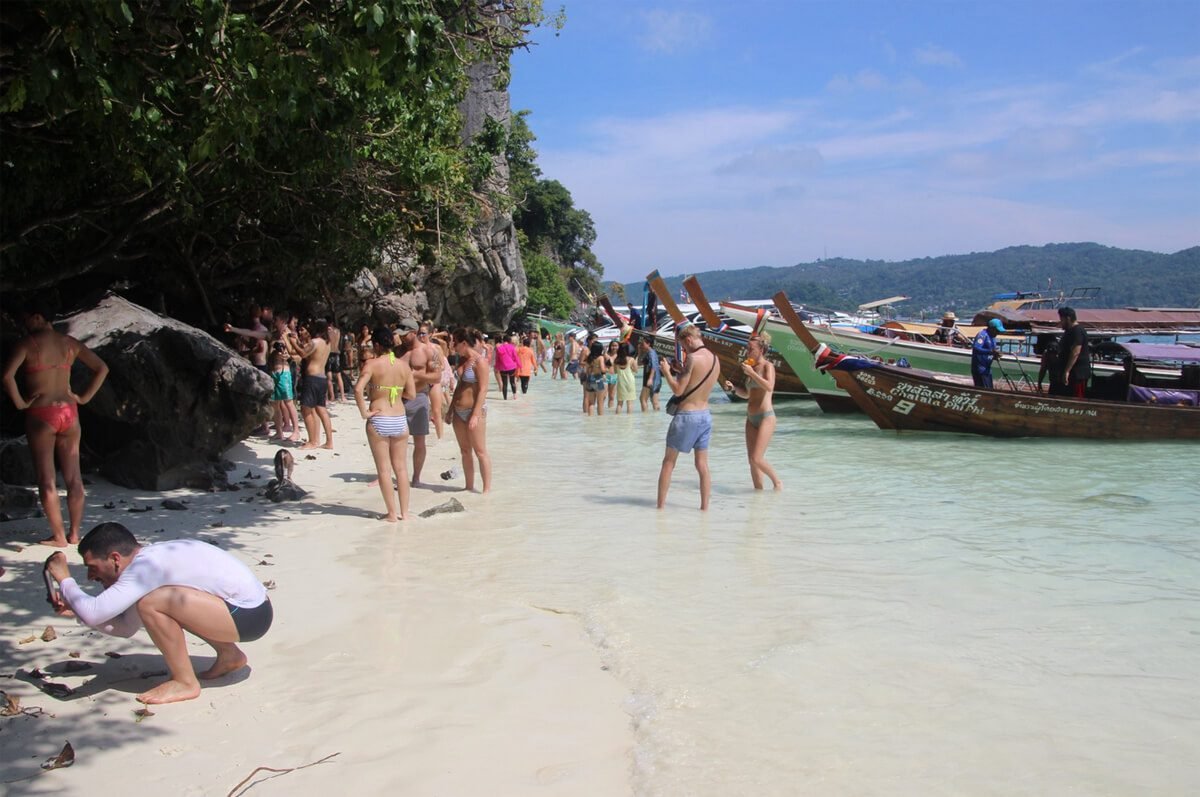 Photos of a huge number of tourists on the beach of Monkey Beach The number of tourists on the beach is many times higher than its capacity