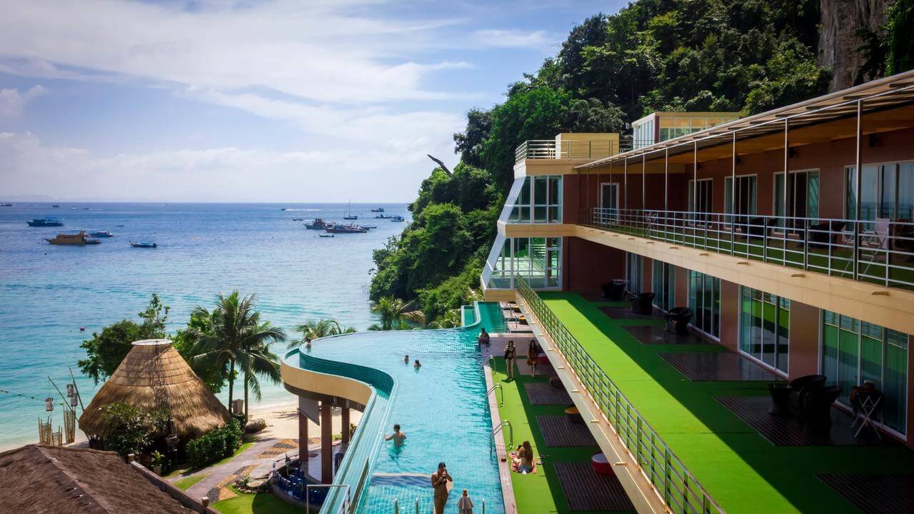 PP Cliff Beach Resort is located on the edge of Tonsai Beach PP Cliff Beach Resort