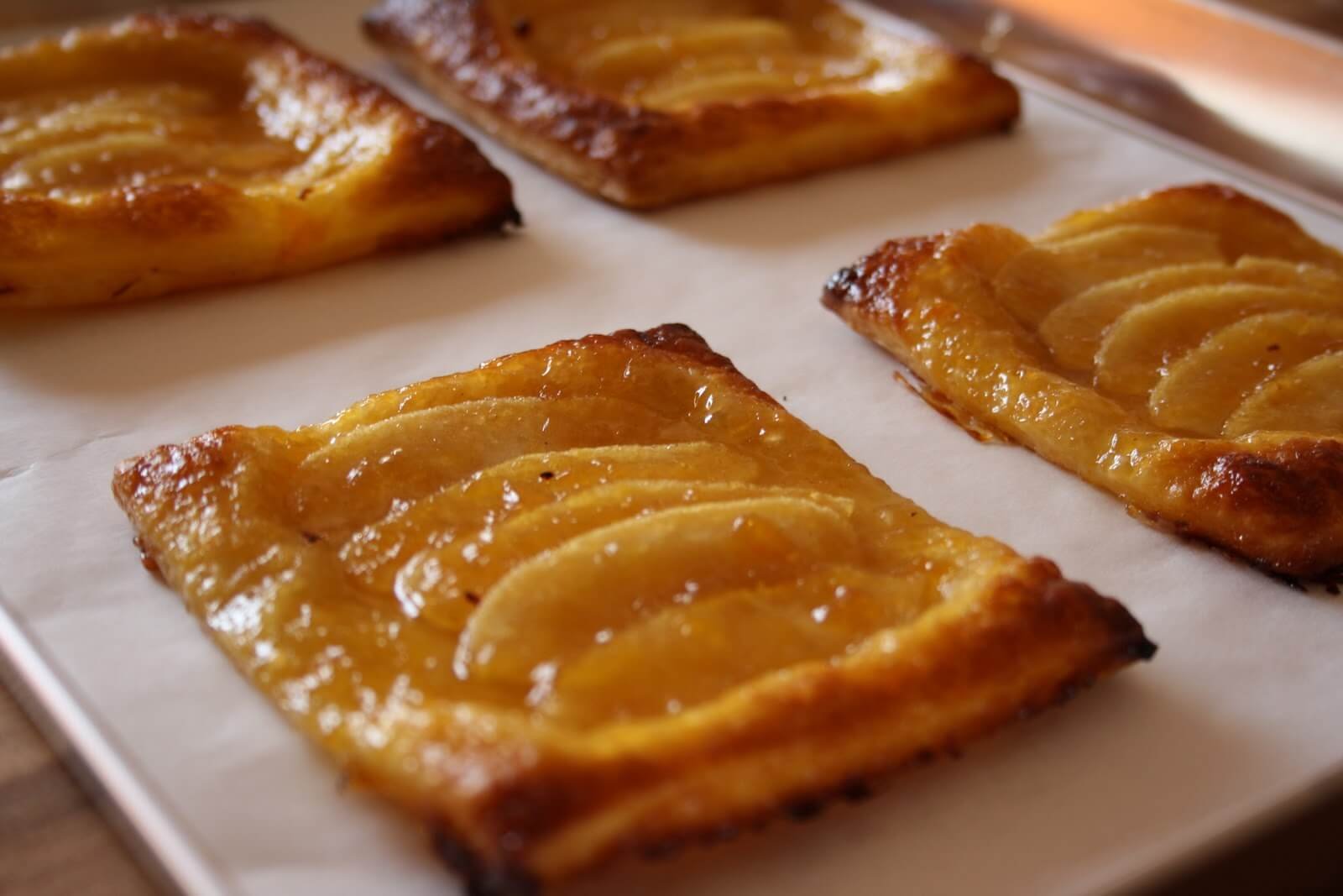 Apple in puff pastry Apple in the dough
