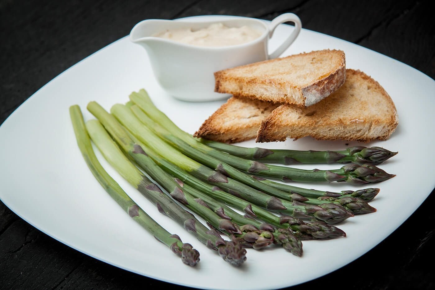 Photo of asparagus and cheese bechamel, next to croutons