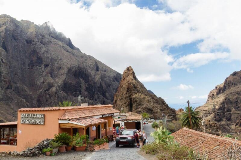 The road to the village of Mask