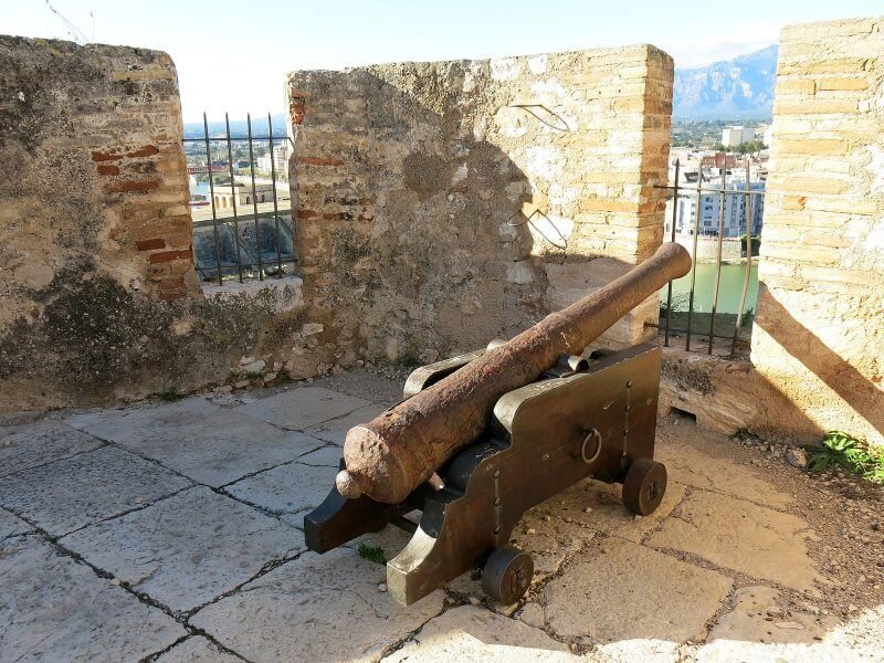 Cannon near Suda Castle, Spain Cannon near the Courthouse Castle