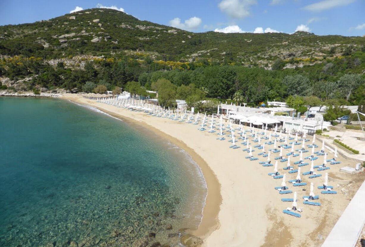 Batis camping, sun beds and umbrellas Photo: Batis