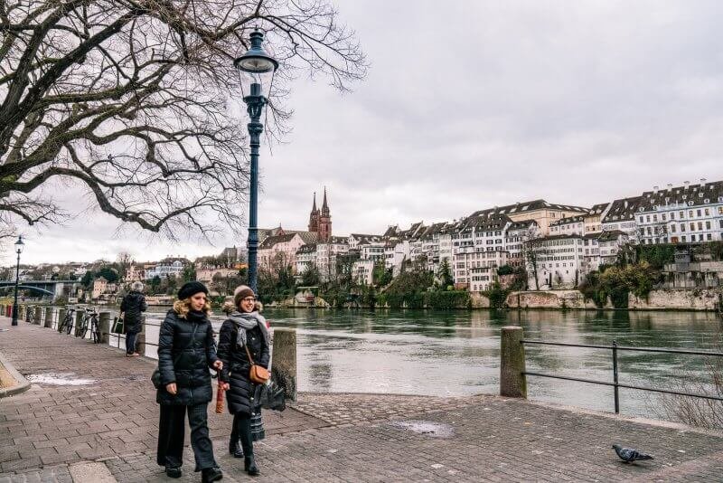Photo: people on the Basel embankment in winter Photo: Basel, Switzerland