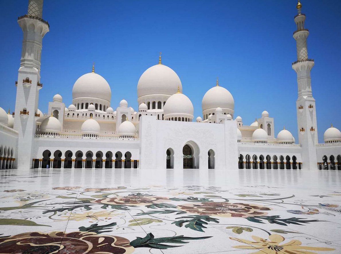 Courtyard of the White Mosque in Abu Dhabi The inner courtyard of the temple