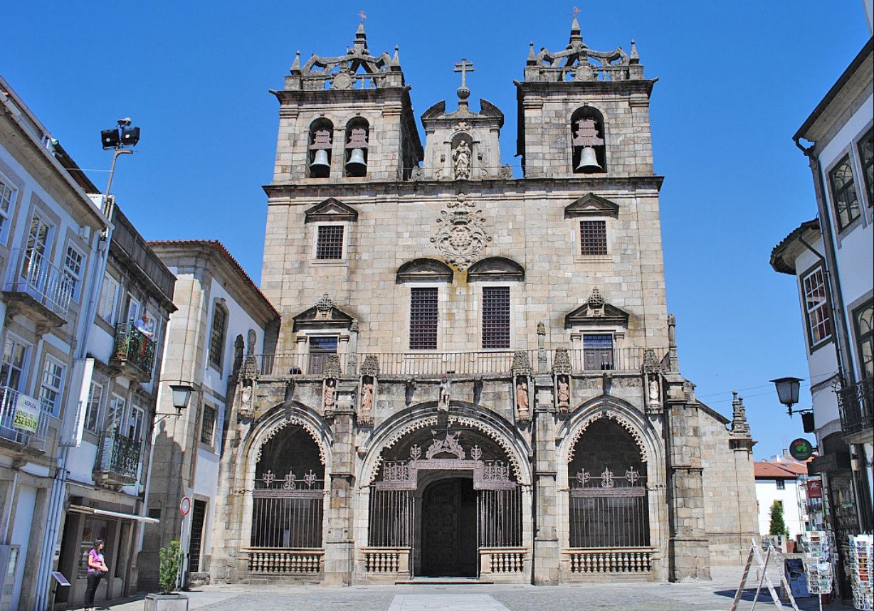 Tourist Attraction: Santa Maria de Braga Cathedral Photo: Santa Maria Cathedral in Braga