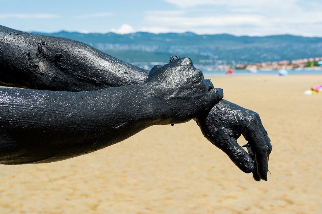 Rubbing the body with Dead Sea mud Treatment In Neve-Zohar