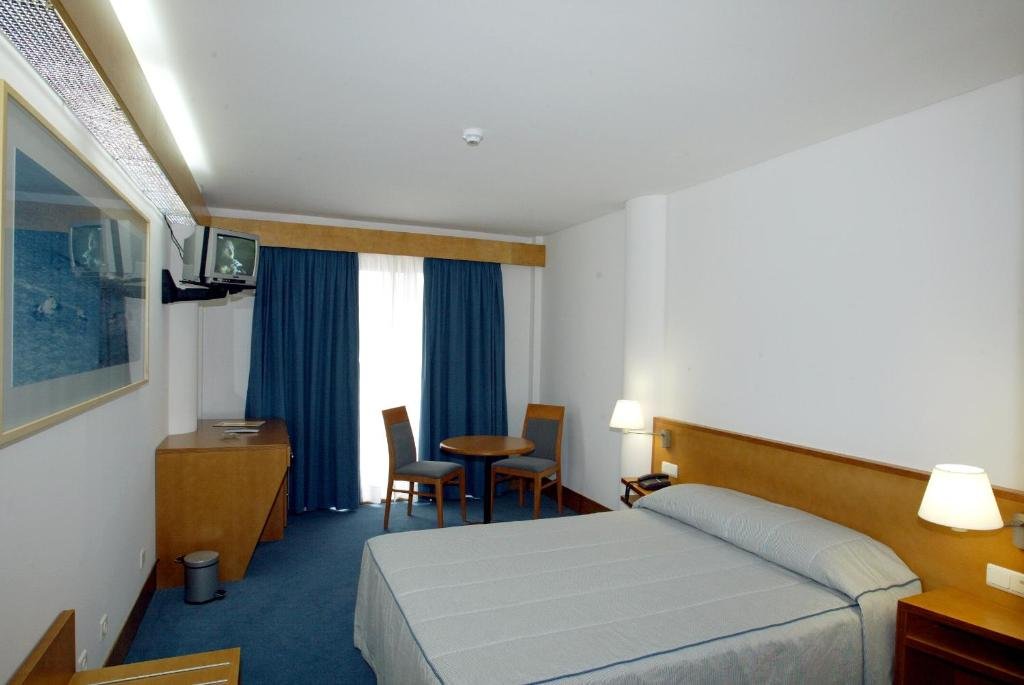 Photo of the interior of a room at the Hotel Comfort Inn Ponta Delgada Room at the Hotel Comfort Inn Ponta Delgada