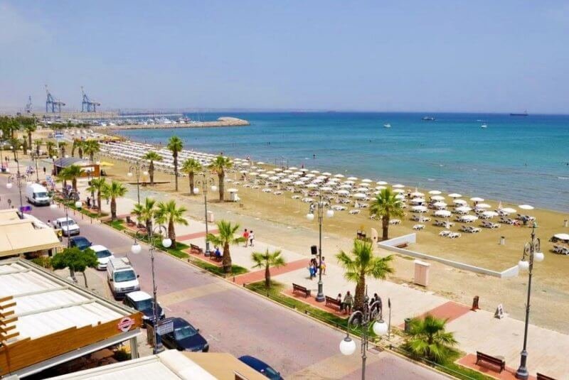 Finikoudes Beach in Larnaca, Cyprus Photo: Finikoudes Beach