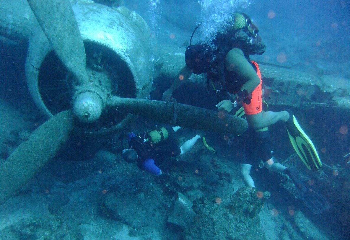 Dive to the sunken plane Sunken plane