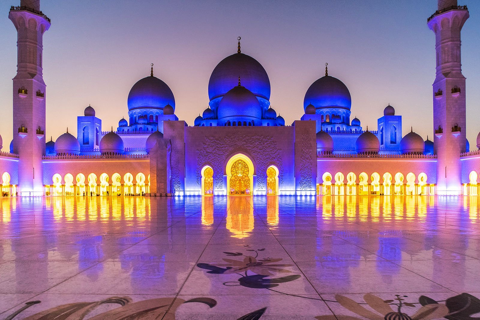 Night photo of the illuminated White Mosque of Abu Dhabi White Mosque facade lighting
