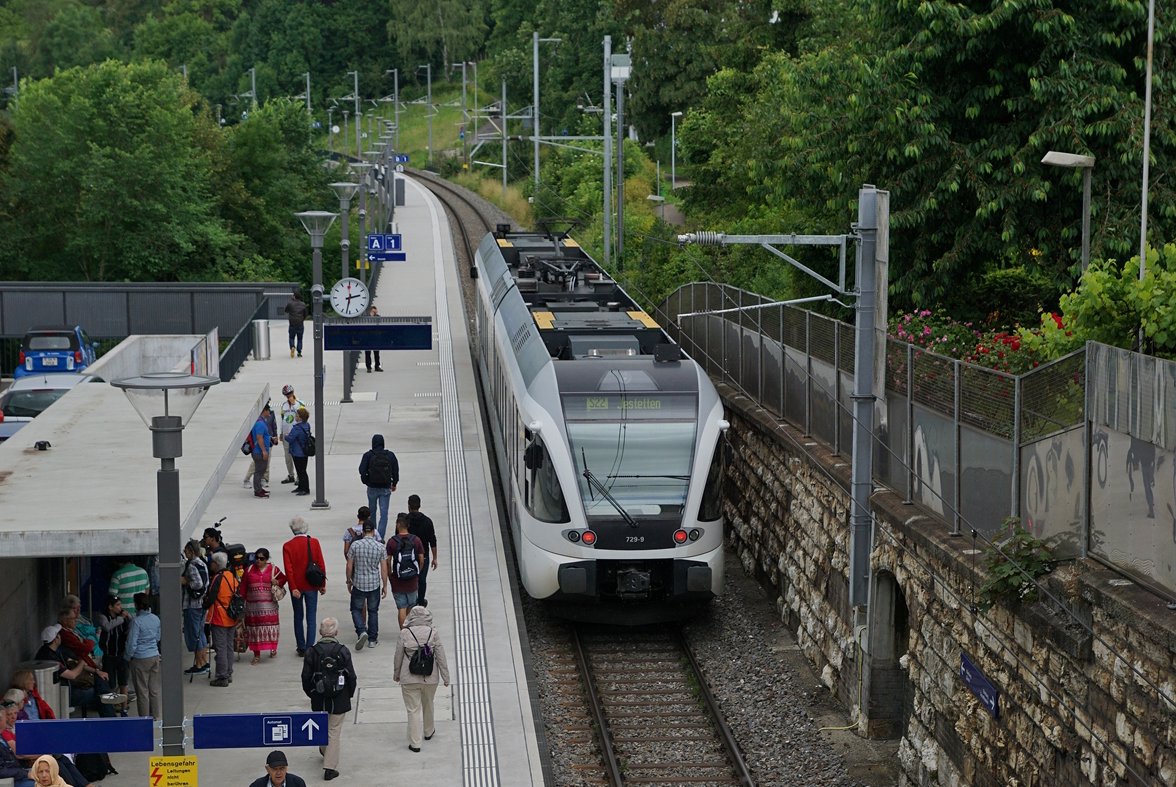 Photo of the train arriving at Neuhausen am Rheinfall station Станция Neuhausen am Rheinfall