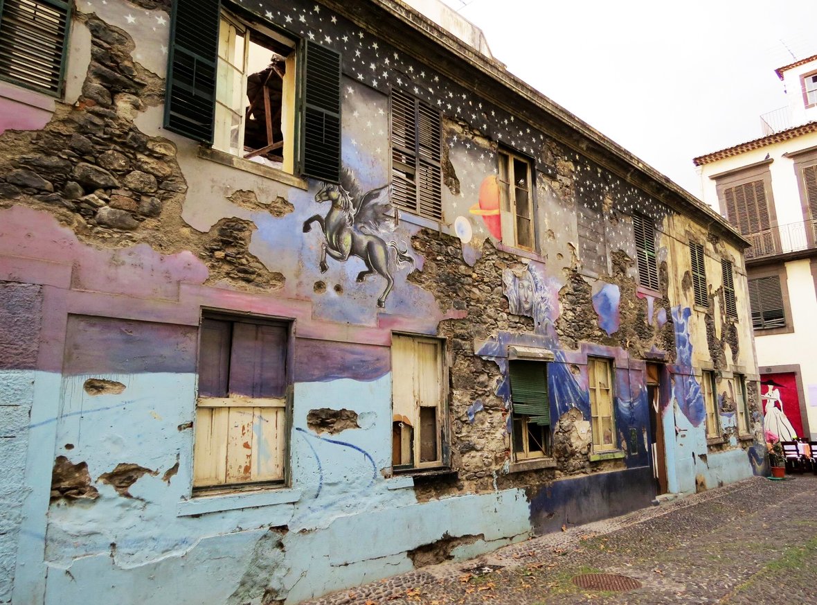 Photo of the facade of a house on the oldest street of Santa Maria, Funchal Facade of a house on Santa Maria Street