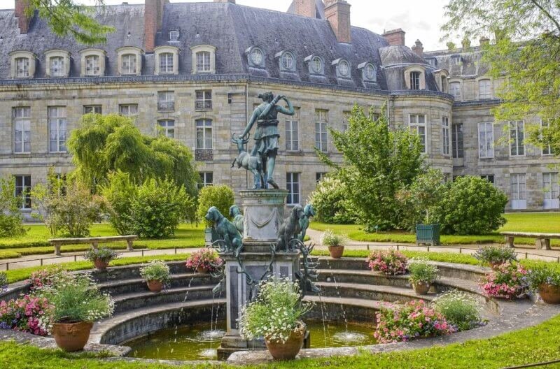 Photo: fountain in the courtyard of Fontainebleau Castle Fountain Yard