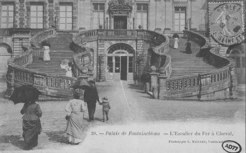 Old photo of Fontainebleau Castle, France Black and white photo of Fontainebleau Castle
