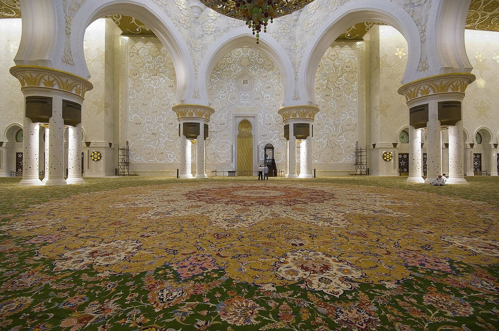 Photo of the carpet at the Sheikh Zayed Mosque in Abu Dhabi The largest carpet in the world