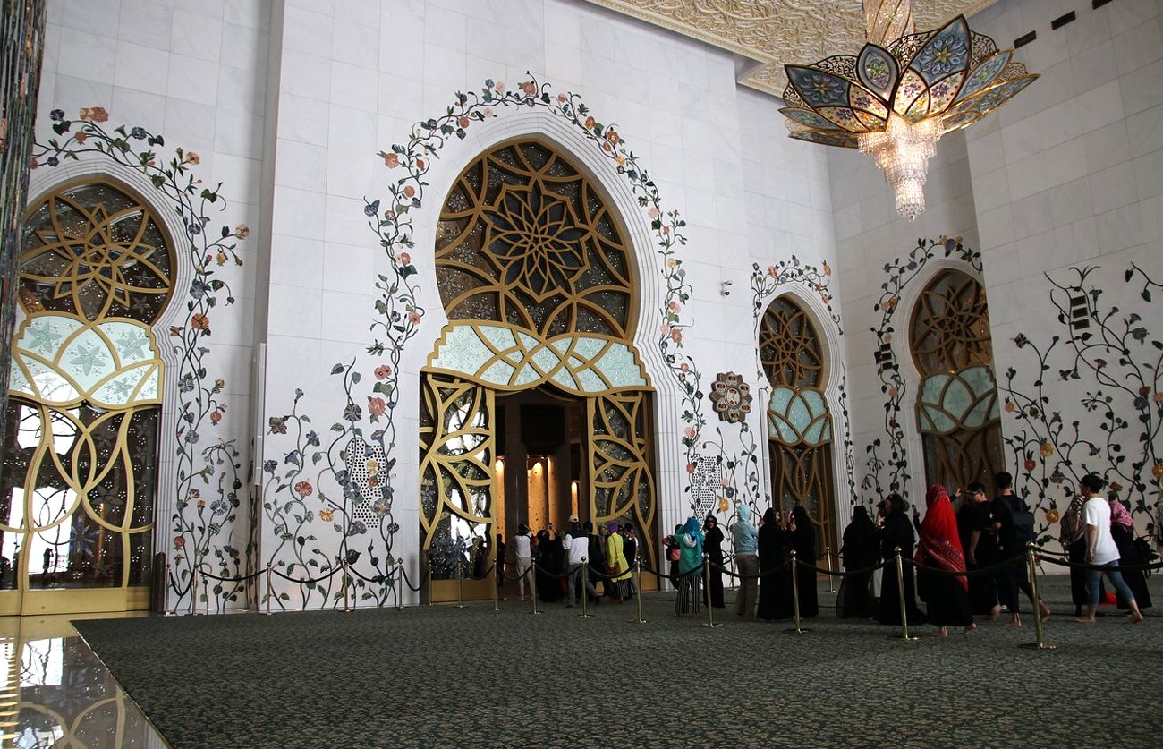 Interior photo of the White Mosque hall in Abu Dhabi Hall of the White Mosque of Abu Dhabi