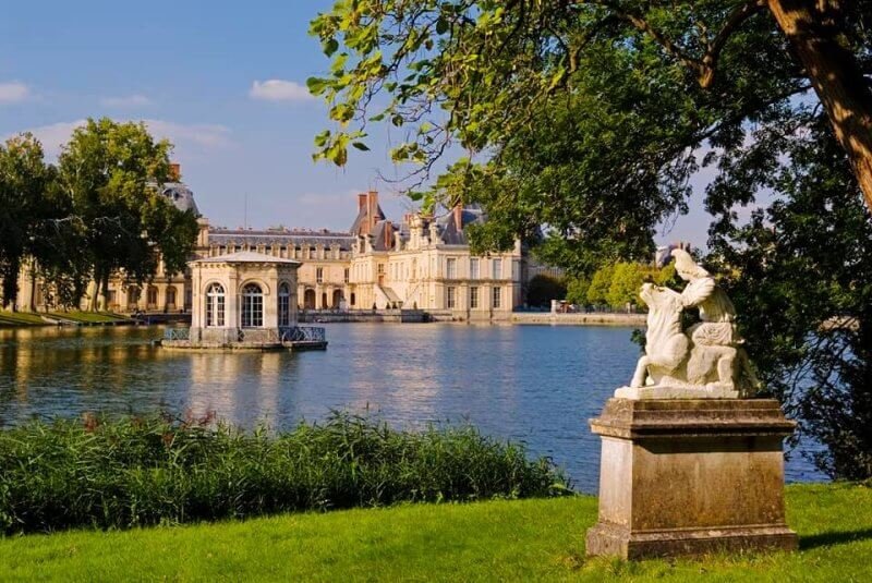 Photo: sculptures and a lake in the Fontainebleau Garden San Fontainebleau