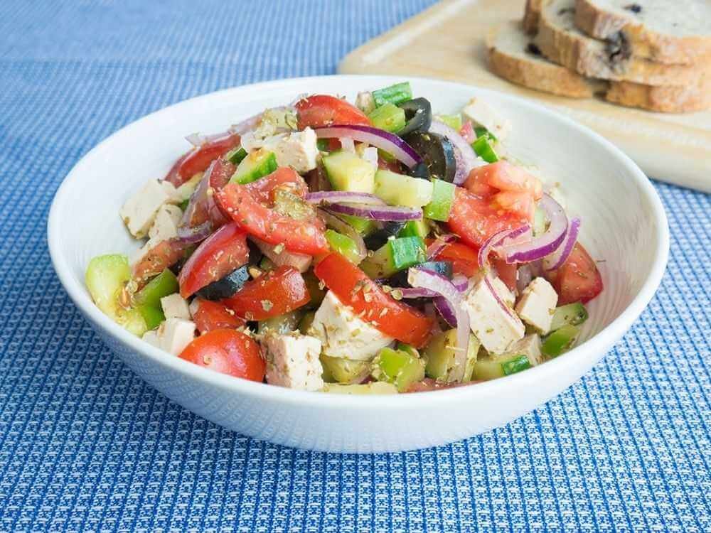 Photo portions of Greek salad Huge portion of Greek salad