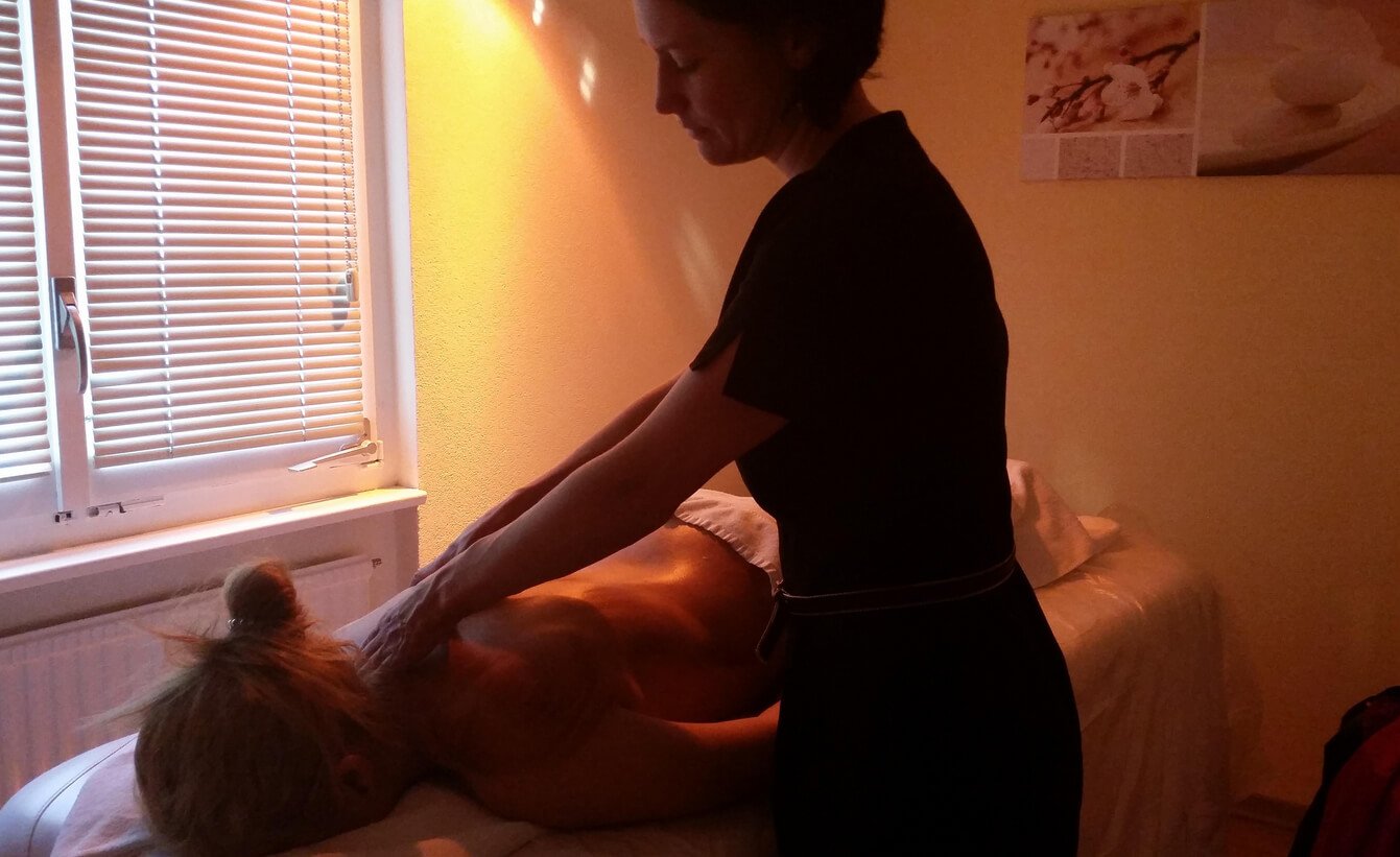 Masseuse gives a massage in the salon Isabelle Revitalzentrum Massage at the Isabelle Revitalzentrum salon