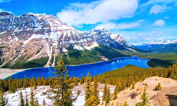 Peyto Lake-water turquoise among the rocks