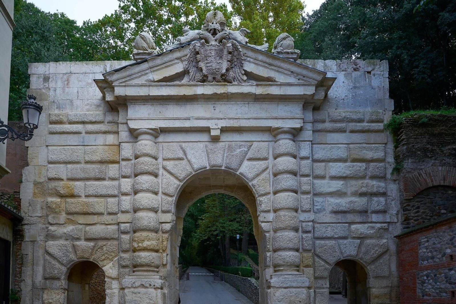Garnet Gate, Granada