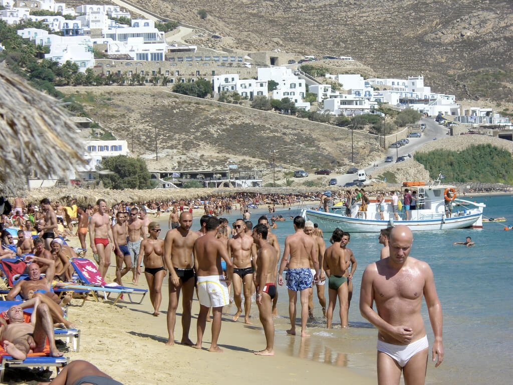 Photos of vacationers without complexes on the beach Here, people sunbathe naked among the kids without any complexes.