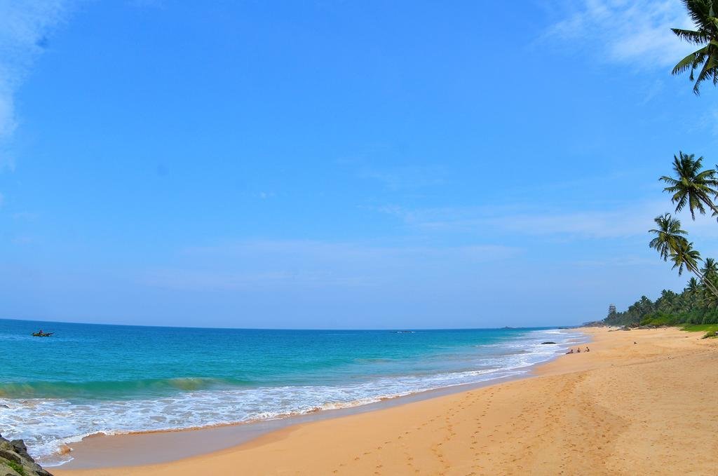 Ambagangoda Beach, Sri Lanka Photo: local beach