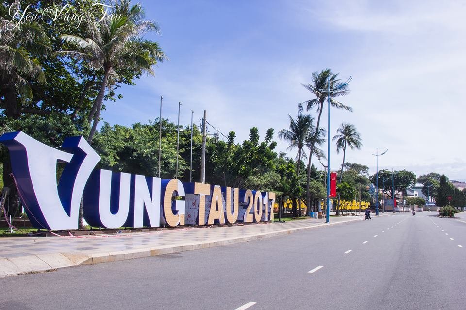 Big sign by the road Vung Tau 2017 Photo: Stella of the city by the highway