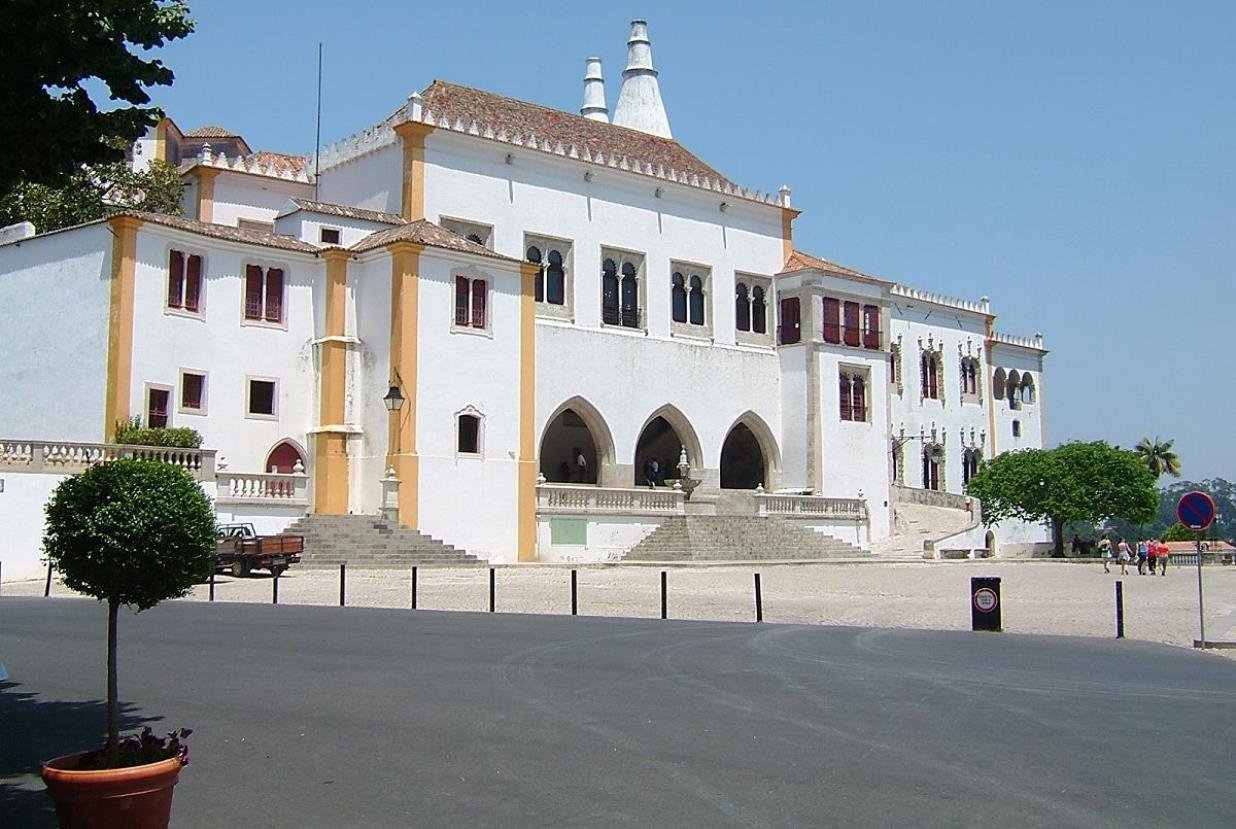 Main entrance to Sitnry Castle Main facade of the building