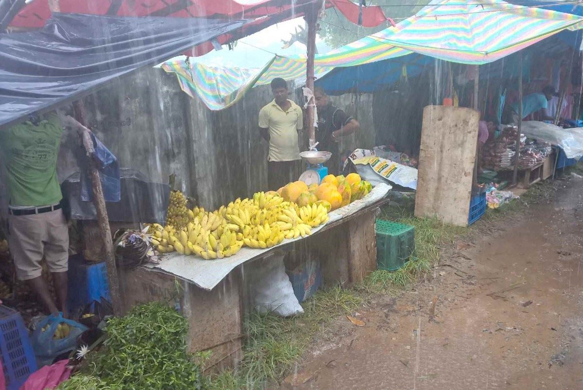 Photo of rain at Hikkaduwa market, Sri Lanka Rain falls on Hikkaduwa market