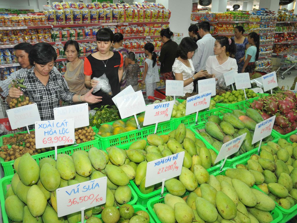 Mango on the counter of the Vietnamese market Photo: exotic mango fruit