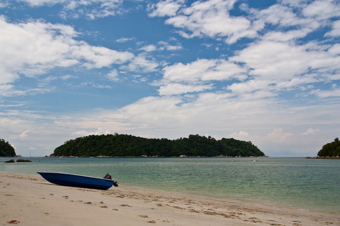 Photo of a boat on the beach of Pangkor Island, Malaysia Pangkor Island Beach Vacation, Malaysia