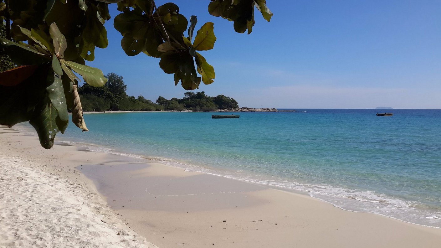 Photo of platforms in the sea in the center of Ao Wai beach Platforms are installed in the center of the beach in the sea