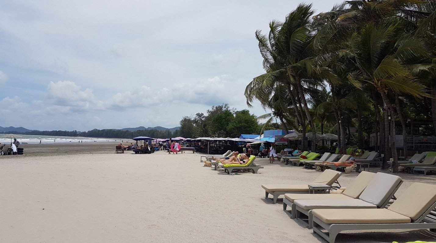 Photos of sun beds on Khao Takiab beach The number of sun beds exceeds the number of people
