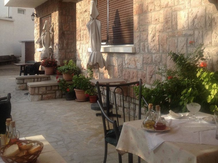 Courtyard cafe with tables Atlantic - here you can eat