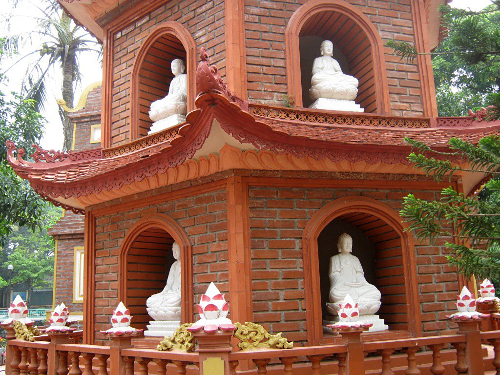 Photos of Buddha statues on each tier of Chan Quoc Pagoda Buddha statues on each tier of Chan Quoc Pagoda