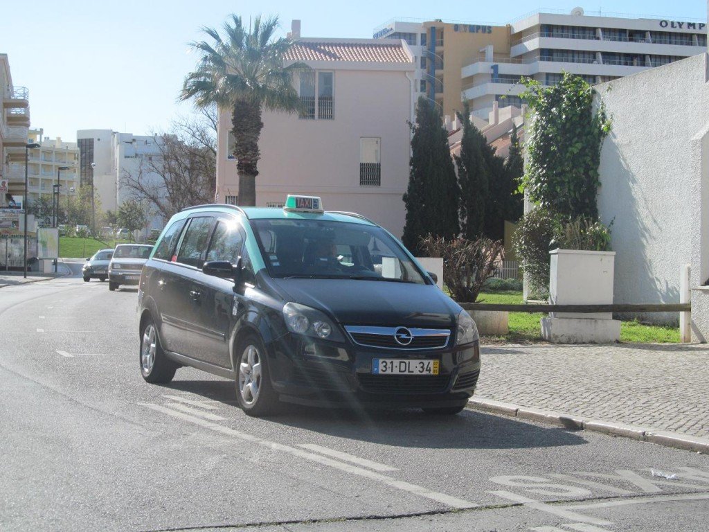 Algarve taxi with green roof Taxi service in Portugal
