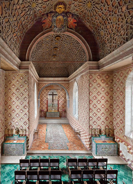 Decoration inside the palace chapel Photo of the chapel inside